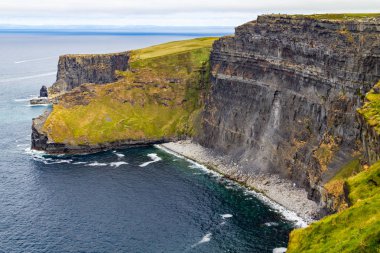 Moher Cliffs, Doolin, Clare, İrlanda üzerinde yürüyen insanlar