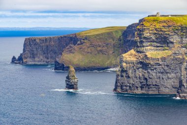 Caslte Kulesi ve kayalar Moher Cliffs, Doolin, Clare, İrlanda