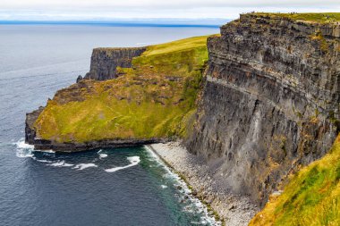 Moher Cliffs, Doolin, Clare, İrlanda üzerinde yürüyen insanlar