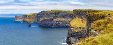 Moher Cliffs, Doolin, Clare, İrlanda kayalıklarla Panoraması