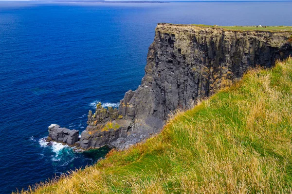 Скалы Феера Фермерским Полем Океаном Дулин Клэр Ирландия — стоковое фото