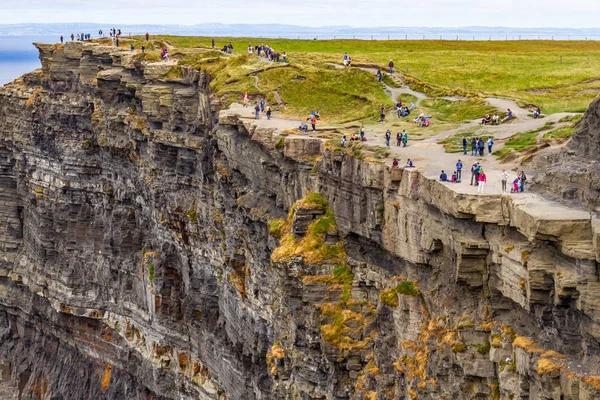 Moher Cliffs Doolin Clare Rlanda Üzerinde Yürüyen Insanlar — Stok fotoğraf