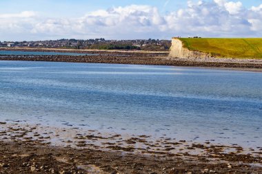 Kayalıklarla, kayalar ve okyanus Silverstrand Beach, Galway, İrlanda