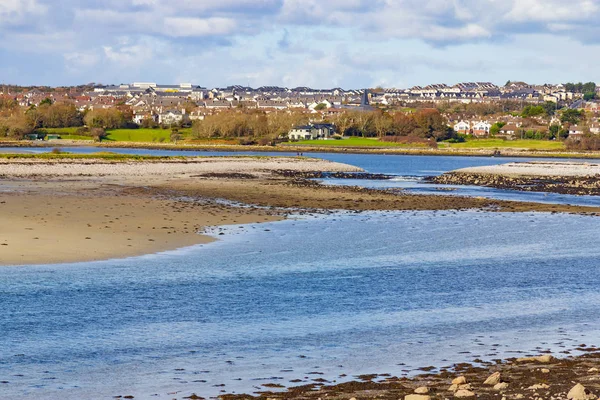 湖泊和海洋在银线湾海滩 戈尔韦 爱尔兰 — 图库照片