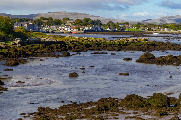 Kinvarra Baai Met Dorp Boten Ierland — Stockfoto