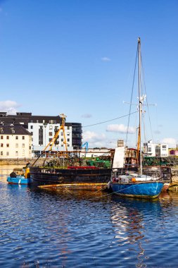 Tekneler etmek yansıma Corrib Irmağı, Galway, İrlanda '