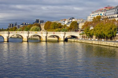 Sena Nehri Köprüsü ve binalar, Paris, Fransa