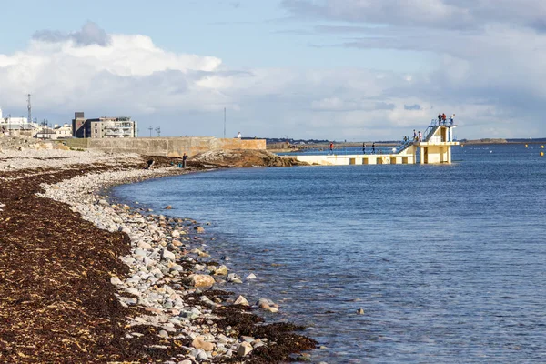 Mensen Bij Blackrock Strand Salthill Galway Ierland — Stockfoto