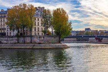 Köprü ve binalar üzerinde Sena nehir, Paris, Fransa