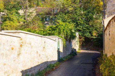 Küçük sokak ve evler Auvers-sur-Oise, Fransa