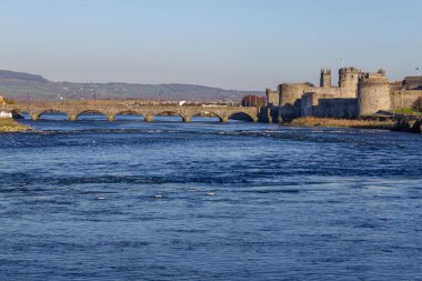 Castle, taş köprü ve Shannon Nehri, Limerick, İrlanda