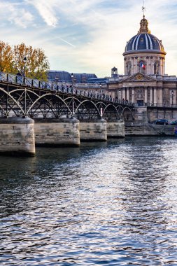 Köprü ve binalar üzerinde Sena nehir, Paris, Fransa