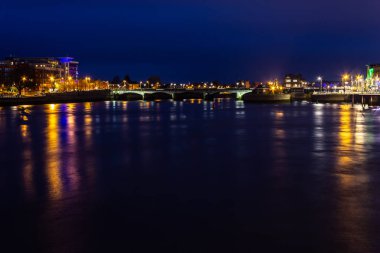 Şehir ışıkları Shannon Nehri, Limerick, İrlanda