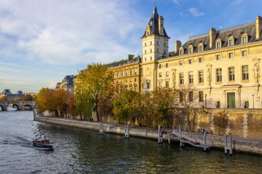 Köprü ve binalar üzerinde Sena nehir, Paris, Fransa
