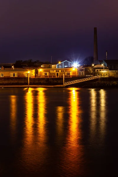 シャノン川 アイルランド リムリックで街の灯 — ストック写真