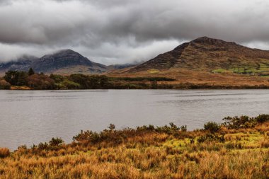 Çiftlik ve Conemara, Galway, İrlanda dağlarda Gölü