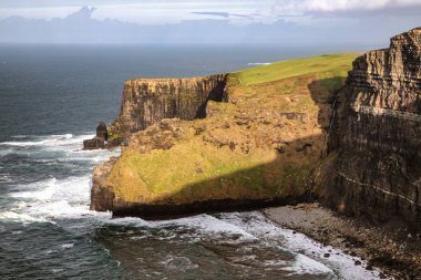 Kayalar ve kumsalda Moher Cliffs, Doolin, Clare, İrlanda