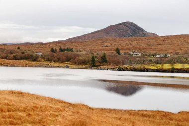 Dağ ve göl Conemara, Galway, İrlanda
