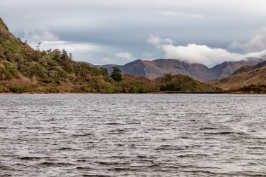 Orman, dağ ve göl Clifden, Galway, İrlanda