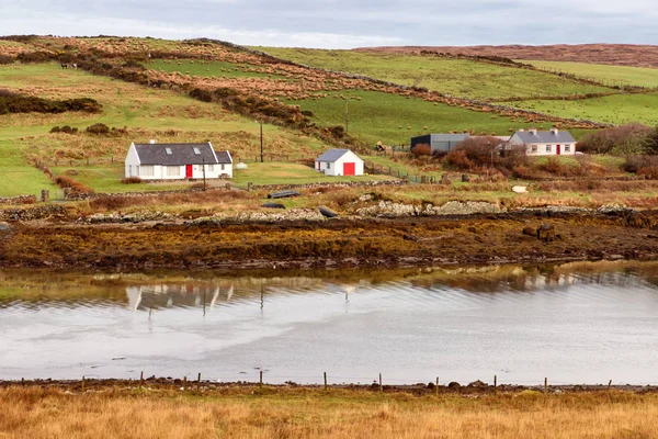 Clifden, Galway, İrlanda bir koyda çevresinde evler