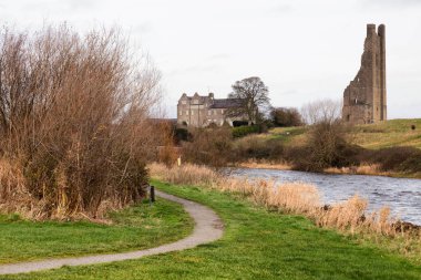 İz, nehir ve Trim kalıntıları kale kule, Meath, İrlanda