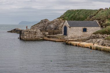 Ballintoy Limanı'ndaki İskele, Plaj ve kayalar, Moyle, Kuzey İrlanda, Birleşik Krallık