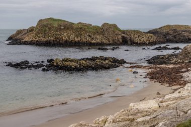 Ballintoy Harbour'daki plaj ve kayalar, Moyle, Kuzey İrlanda, Birleşik Krallık