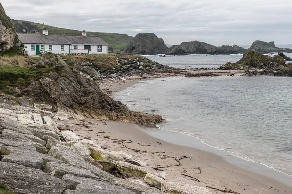 House, plaj ve kayalar Ballintoy Limanı, Moyle, Kuzey İrlanda, İngiltere'de