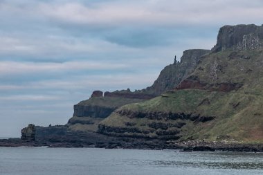 Plaj ve dağ dev Causeway, Bushmills, Kuzey İrlanda, İngiltere'de