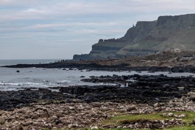 Plaj ve dağ dev Causeway, Bushmills, Kuzey İrlanda, İngiltere'de