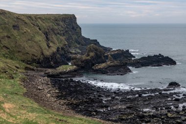 Plaj ve dağ dev Causeway, Bushmills, Kuzey İrlanda, İngiltere'de