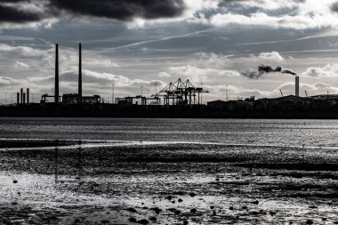 Bulutlar ve nehir yansıma, İrlanda Dublin Liman siluet