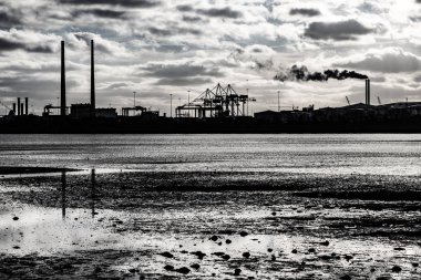 Bulutlar ve nehir yansıma, İrlanda Dublin Liman siluet