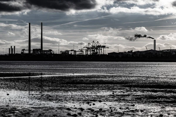 Dublin Port Silhouette Com Nuvens Reflexão Fluvial Irlanda — Fotografia de Stock