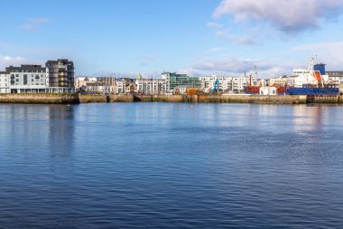 Galway harbour, Corrib nehir ve Galway binalar yansıması, Galway, İrlanda ile