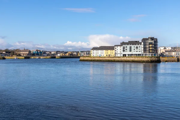 Corrib Folyó Város Épületek Tükörképe Galway Írország — Stock Fotó