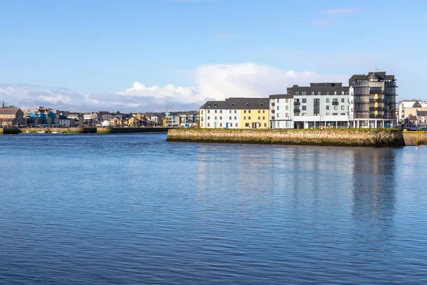 Corrib Folyó Város Épületek Tükörképe Galway Írország — Stock Fotó