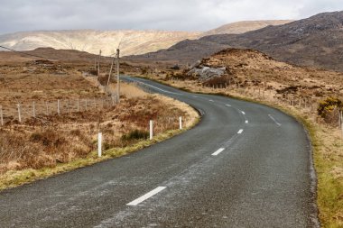 Arka planda dağlar ile conemara yol ve bataklık