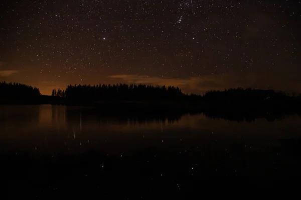 Céu noturno com começos em um lago de Conemara com aroun da floresta do pinheiro — Fotografia de Stock