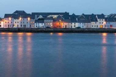Galway Corrib Nehri çevresinde renkli evler