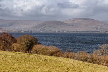 Dağ, göl ve bitki örtüsü Lough Corr Western Way Trail