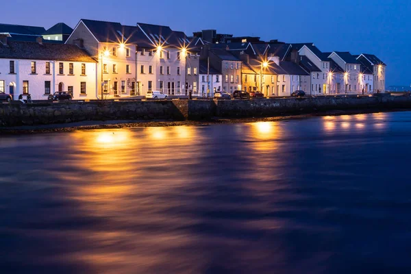 Case colorate intorno al fiume Corrib a Galway — Foto Stock