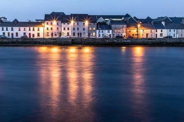 Galway Corrib Nehri çevresinde renkli evler — Stok fotoğraf
