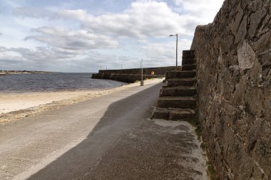 Galway Körfezi 'nde iskele ve plaj