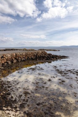 Galway Körfezi 'nde iskele ve plaj