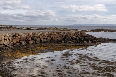 Galway Körfezi 'nde iskele ve plaj