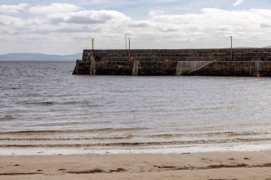 Galway Körfezi 'nde iskele ve plaj