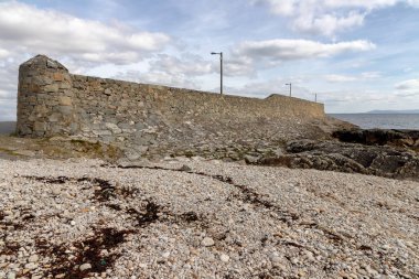 Galway Körfezi 'nde iskele ve okyanus