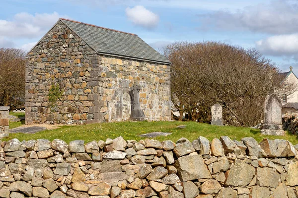 Кам'яний будинок і кладовище з Кельтський хрест — стокове фото