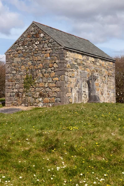 Πέτρινο σπίτι με Κέλτικο σταυρό — Φωτογραφία Αρχείου